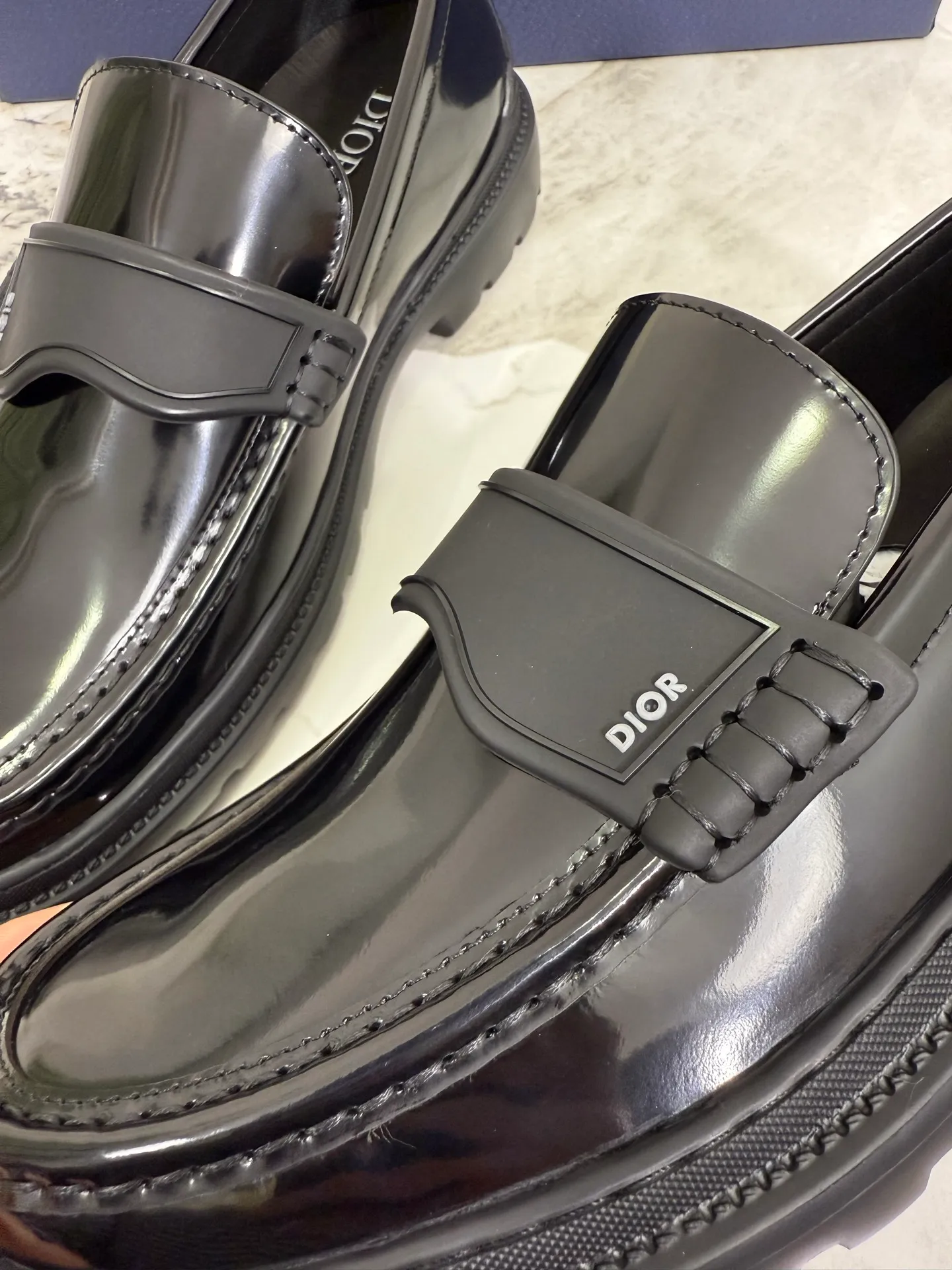 [ DIOR ] Top P: 820💰 ▪️Size: 39-44 (customized for 38.45) Top male leather shoes DIOR Dior combines high-quality materials and exquisite details. The imported cowhide leather upper is embellished with Gancio buckles, showing a luxurious style. Imported cattle. TP sole is light and flexible in texture